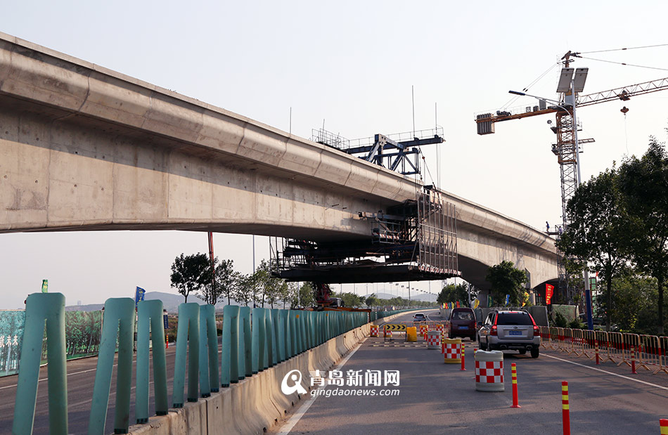 地铁11号线跨滨海公路跨线桥合龙