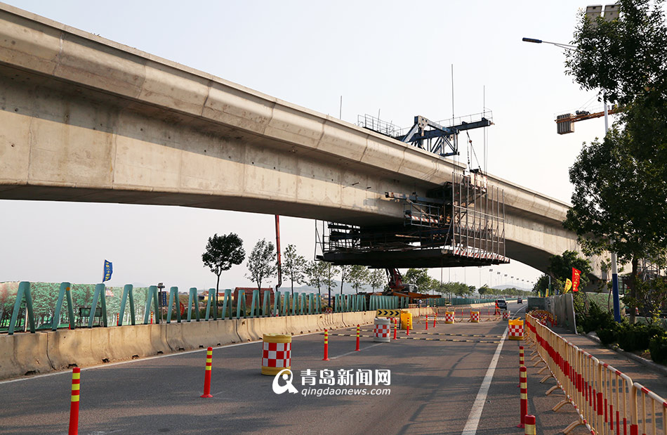 地铁11号线跨滨海公路跨线桥合龙