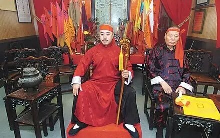 周国祥2006年8月正式出任洪门龙头，在仪式上和美东洪门监督伍璇卓(右)合照。