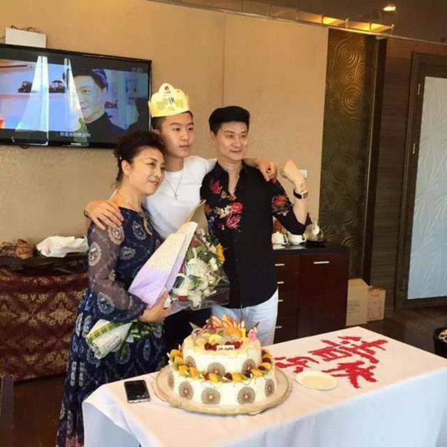 组图：范冰冰弟弟庆生现场曝光 是个小鲜肉