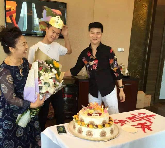 组图：范冰冰弟弟庆生现场曝光 是个小鲜肉