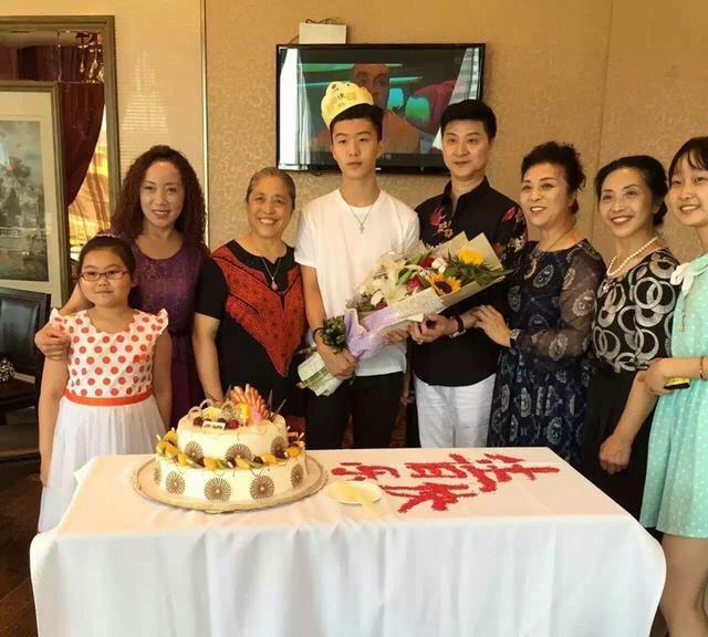 组图：范冰冰弟弟庆生现场曝光 是个小鲜肉