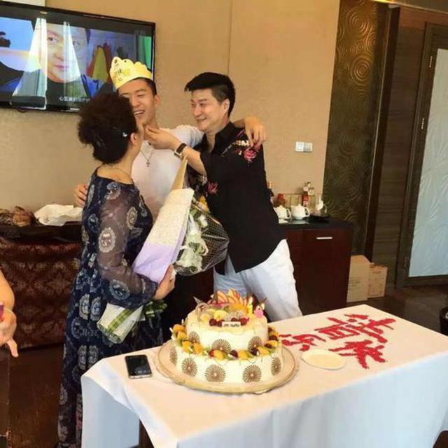 组图：范冰冰弟弟庆生现场曝光 是个小鲜肉