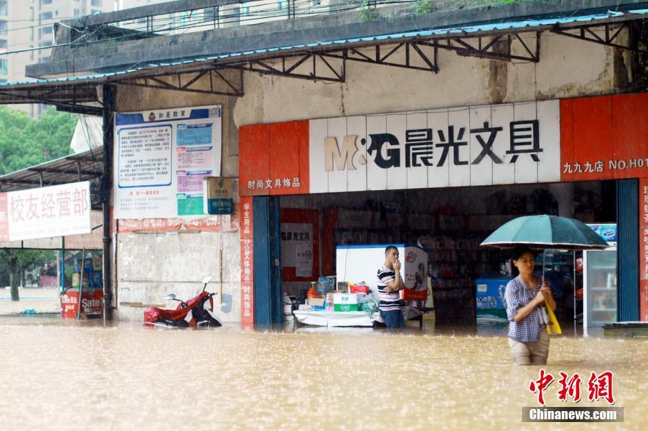 组图:南方8省持续暴雨 48条河超警22人死亡