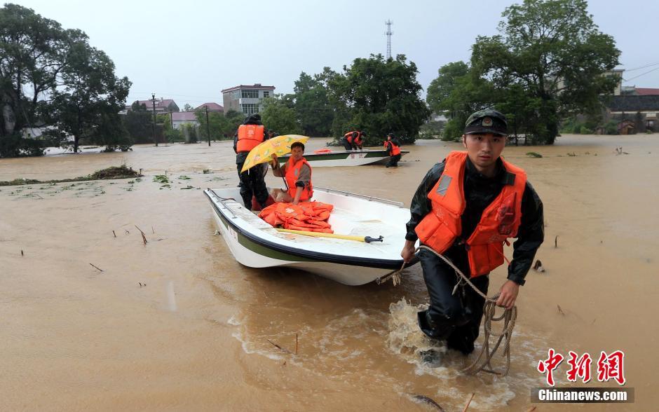 组图:南方8省持续暴雨 48条河超警22人死亡