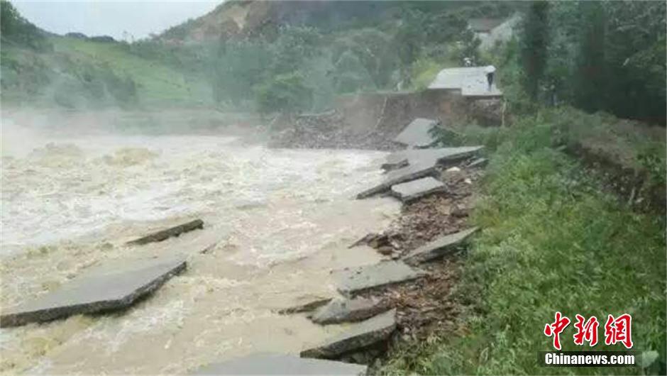 组图:南方8省持续暴雨 48条河超警22人死亡