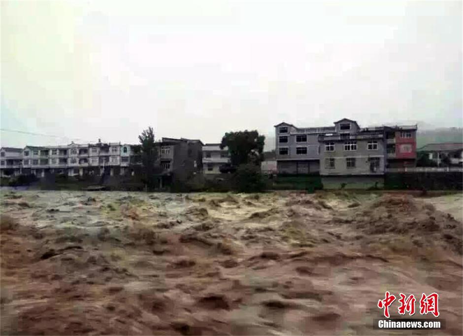 组图:南方8省持续暴雨 48条河超警22人死亡