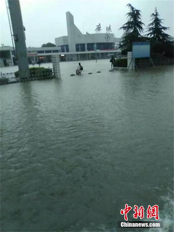 组图:南方8省持续暴雨 48条河超警22人死亡