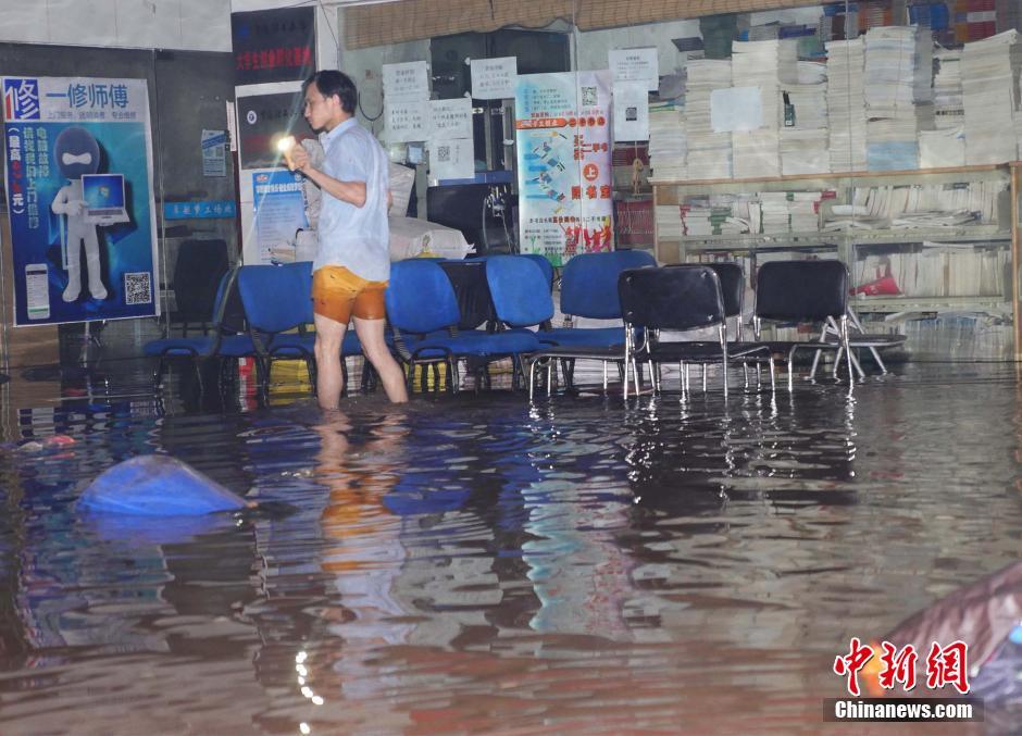 组图:南方8省持续暴雨 48条河超警22人死亡