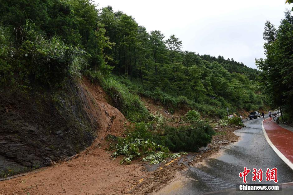 组图:南方8省持续暴雨 48条河超警22人死亡