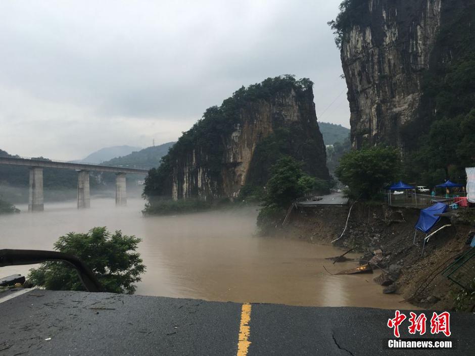 组图:南方8省持续暴雨 48条河超警22人死亡