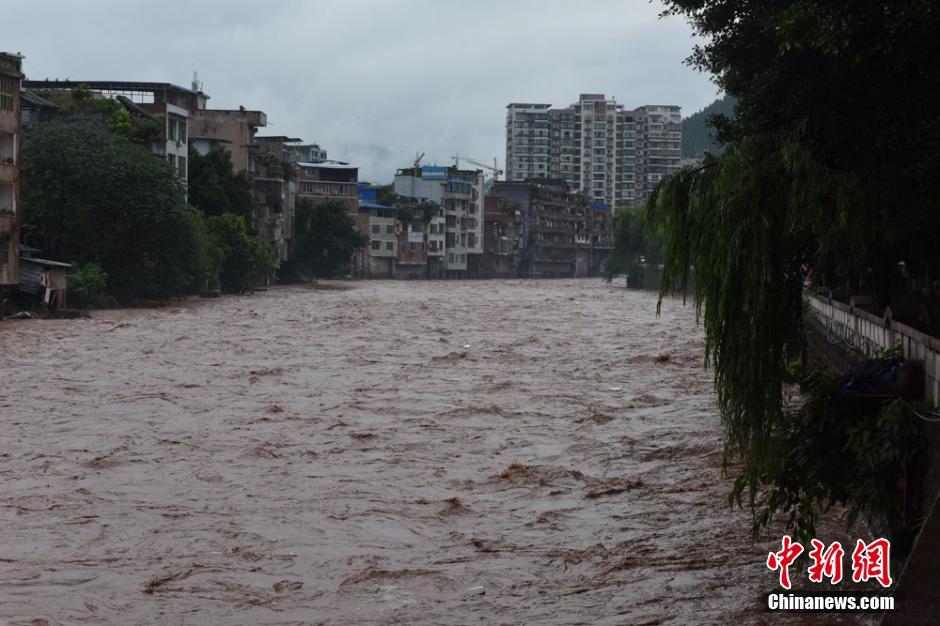 组图:南方8省持续暴雨 48条河超警22人死亡