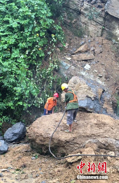 组图:南方8省持续暴雨 48条河超警22人死亡