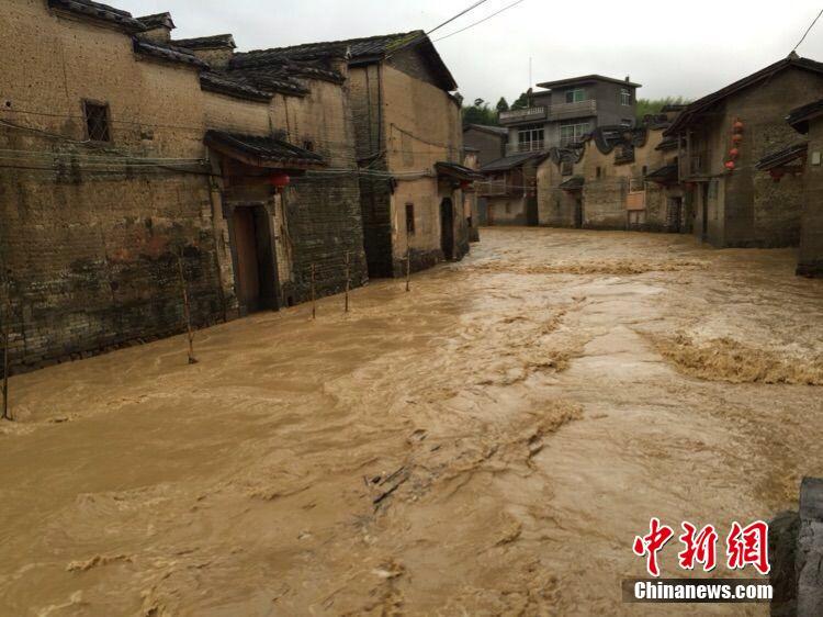 组图:南方8省持续暴雨 48条河超警22人死亡