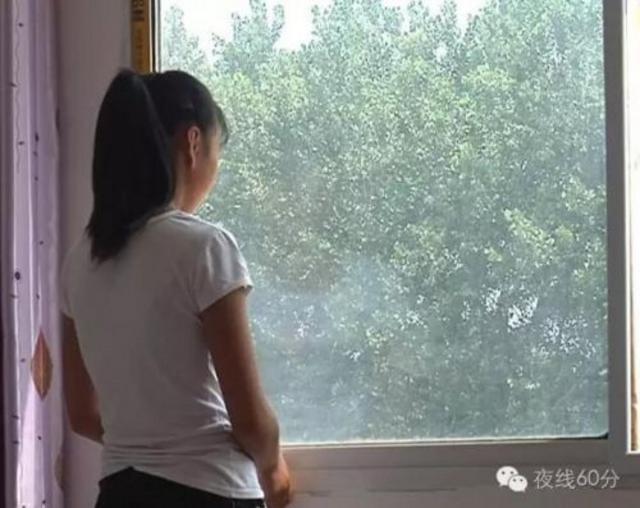 刘女士找到静静的同学们打听。这才得知，原来，在6月14号上午的历史课上，静静回头和后座同学讲话，结果被授课老师李老师发现，打了她一巴掌，后来李老师把静静叫去办公室训话，喊静静站到他身边，抱住了她的大腿，她当时狠狠踢了李老师一脚，才得以挣脱，逃离了办公室。回到教室，受到惊吓的静静就哭泣起来。