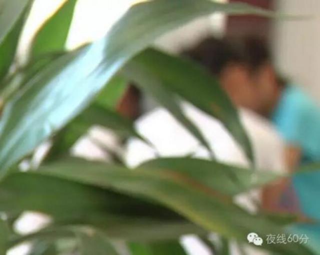 如果仅仅是因为女儿上课讲话，被老师管教挨了打，刘女士说这也可以理解，不算什么大事。但是后来静静和几个女同学，告诉她之前发生过的事，可把刘女士给吓坏了。