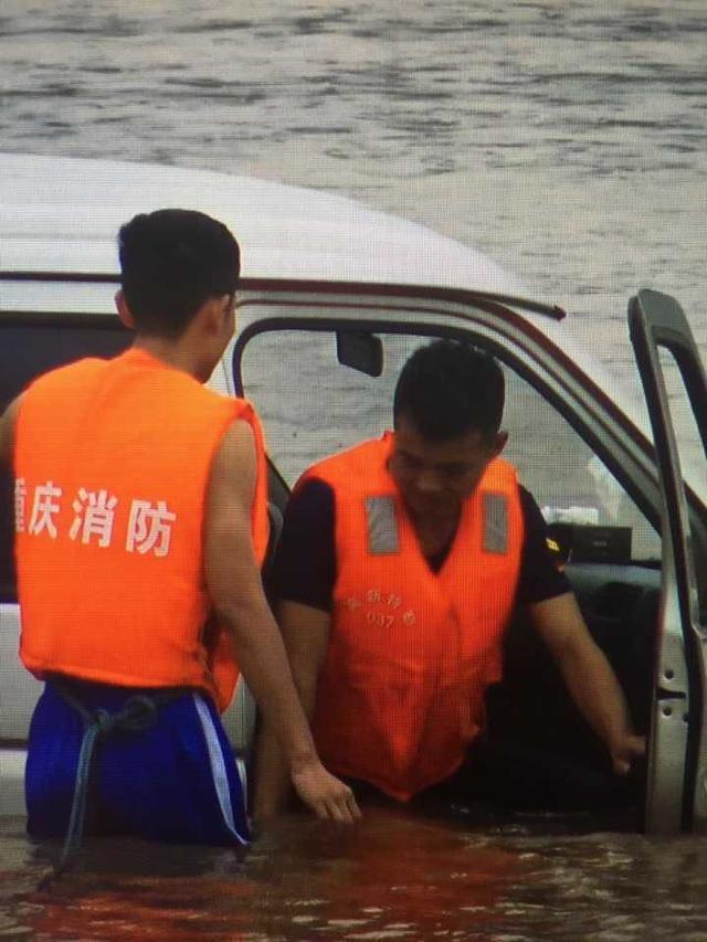 司机开车到江边休息 醒来发现车“漂”江上 司机开车到江边休息 醒来发现车“漂”江上