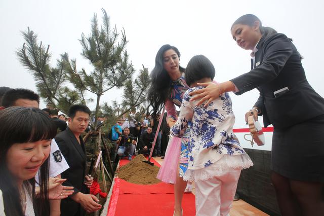 组图:范爷穿甜美花裙亮相 俯身安抚受伤小粉丝