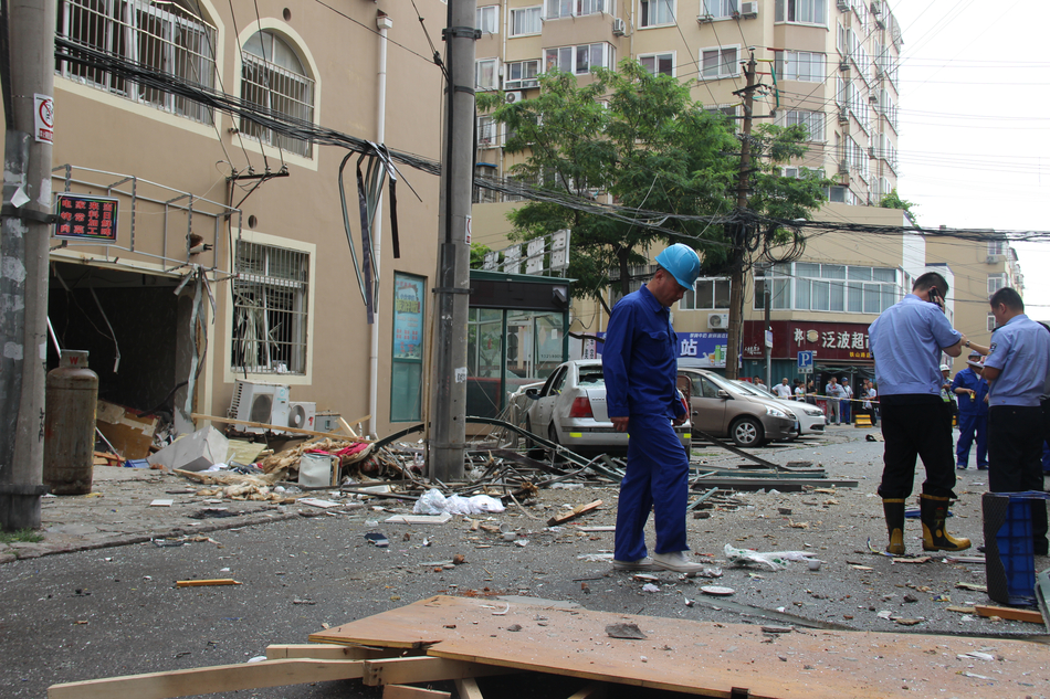组图:青岛一饭店燃气罐爆燃 大门被炸飞3人受伤
