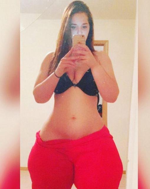 美国网红自豪展示5.3尺巨臀 称是纯天然(图)