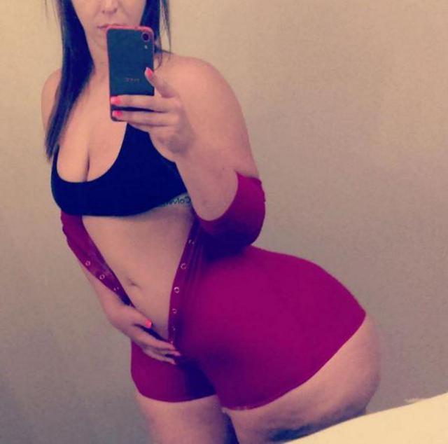 美国网红自豪展示5.3尺巨臀 称是纯天然(图)