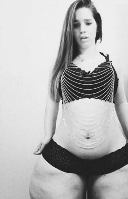 美国网红自豪展示5.3尺巨臀 称是纯天然(图)