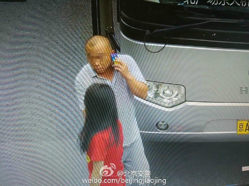 红衣女蹲在路边碰瓷大客车 监控探头还原真相