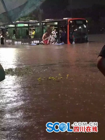 宜宾大雨公交车被困 男子划船救下满车群众