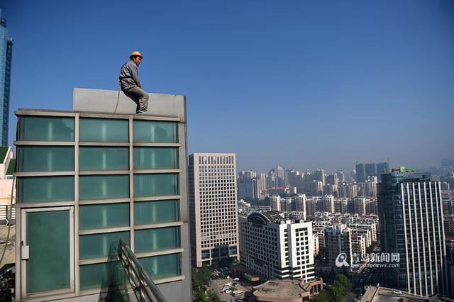 【新青年】80后蜘蛛人 '跳楼'筹钱救弟弟