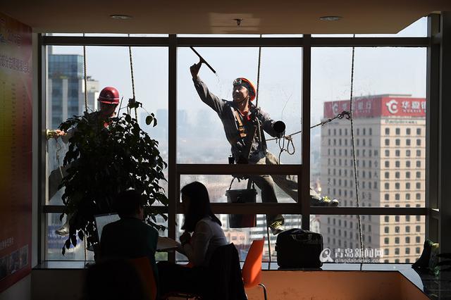 【新青年】80后蜘蛛人 '跳楼'筹钱救弟弟