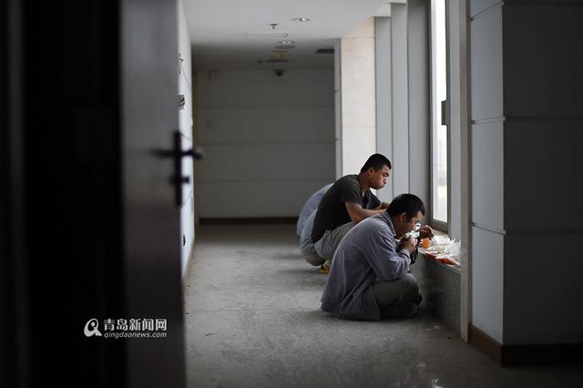 【新青年】80后蜘蛛人 '跳楼'筹钱救弟弟