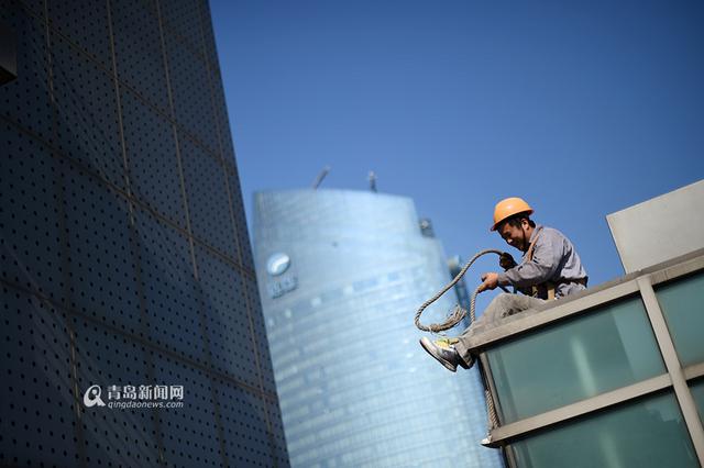 【新青年】80后蜘蛛人 '跳楼'筹钱救弟弟