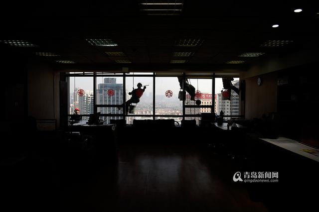 【新青年】80后蜘蛛人 '跳楼'筹钱救弟弟