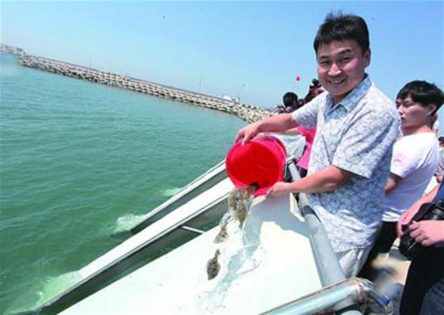 30万尾鱼苗被放流 一年半时间将长成两斤重大鱼