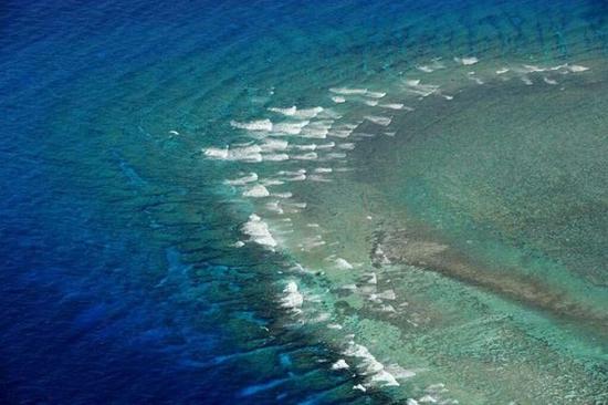 南沙群岛是我国分布面积最广、岛礁数量最多的群岛，也是个迷人的世界。天是一片蓝玉，海是一块翡翠。远望水天相连，仿佛翡翠和蓝玉合璧，蔚为壮观。记者通过航拍，展示了中国这片美丽海域的肌肤和纹理。解放军报记者孙阳摄