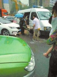 暴雨中帮老人过马路 12岁女孩被水卷车底溺亡