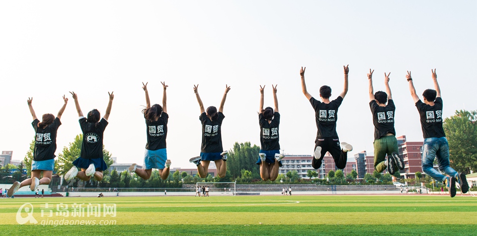 山东外贸学院毕业生晒创意毕业照