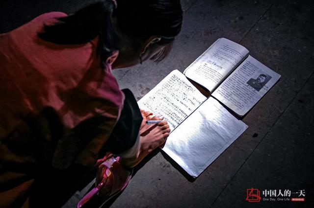 深山无臂女孩坚强求生 两腿夹住宝贝喂奶(图)