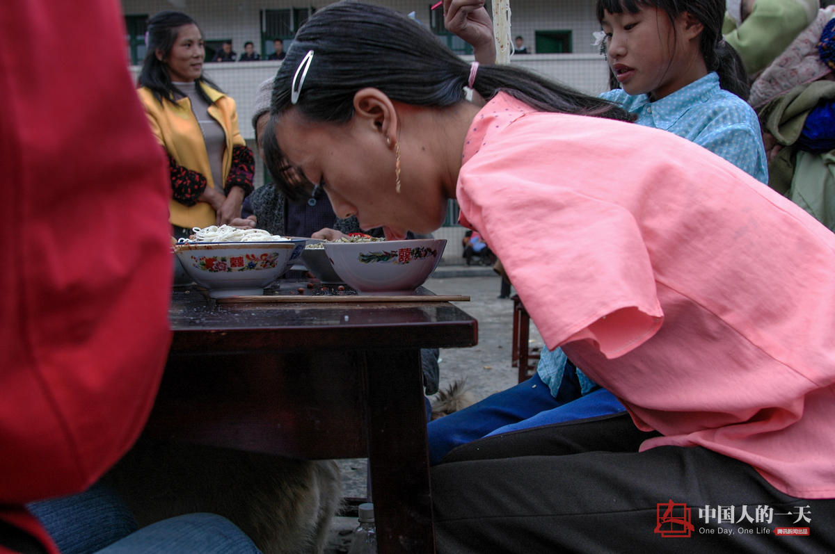 深山无臂女孩坚强求生 两腿夹住宝贝喂奶(图)