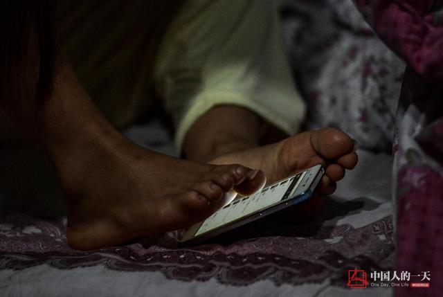 深山无臂女孩坚强求生 两腿夹住宝贝喂奶(图)