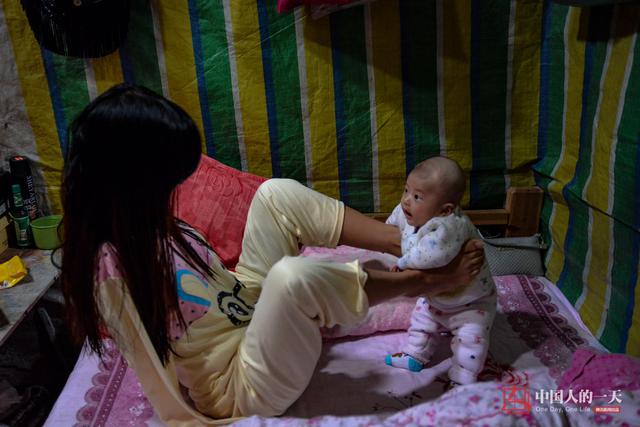 深山无臂女孩坚强求生 两腿夹住宝贝喂奶(图)