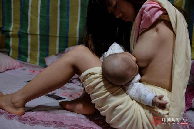 深山无臂女孩坚强求生 两腿夹住宝贝喂奶(图)