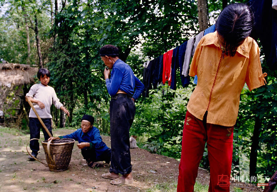 深山无臂女孩坚强求生 两腿夹住宝贝喂奶(图)