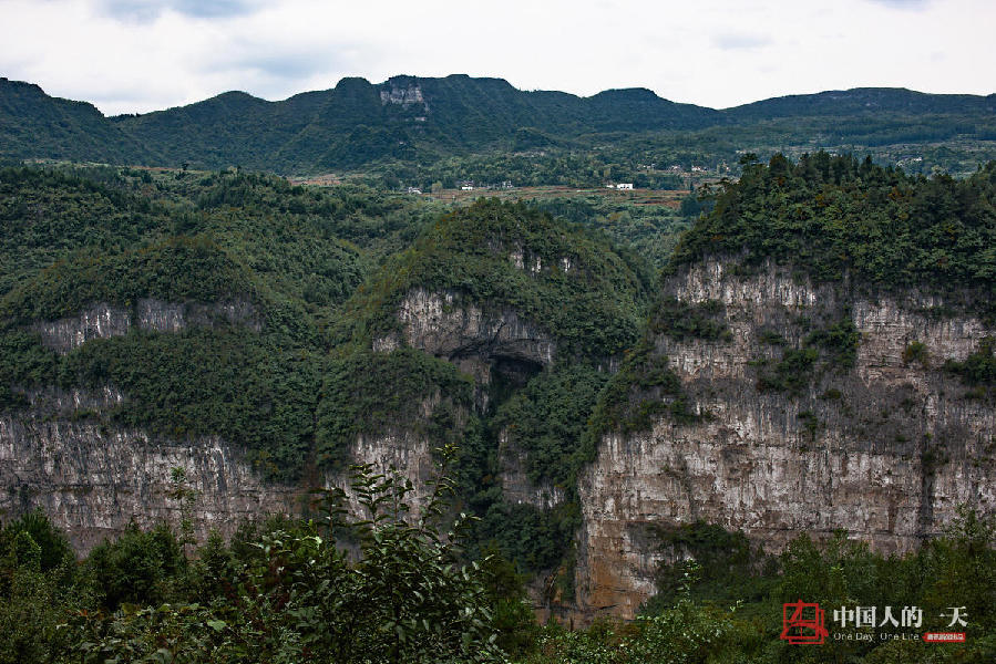 深山无臂女孩坚强求生 两腿夹住宝贝喂奶(图)