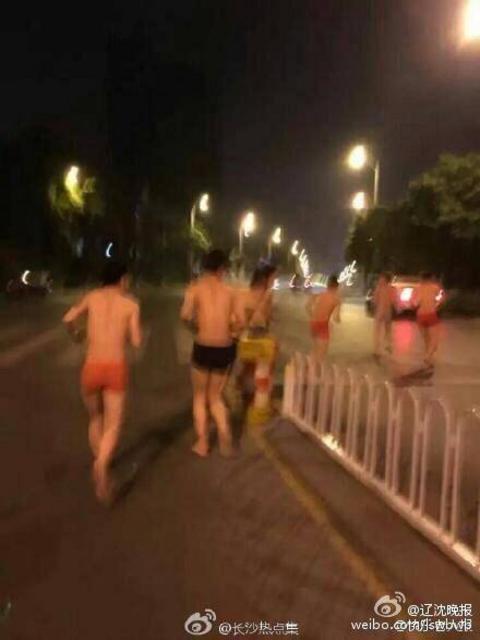 长沙一理发店惩罚员工 街头裸奔喝马桶水