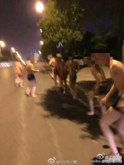 长沙一理发店惩罚员工 街头裸奔喝马桶水