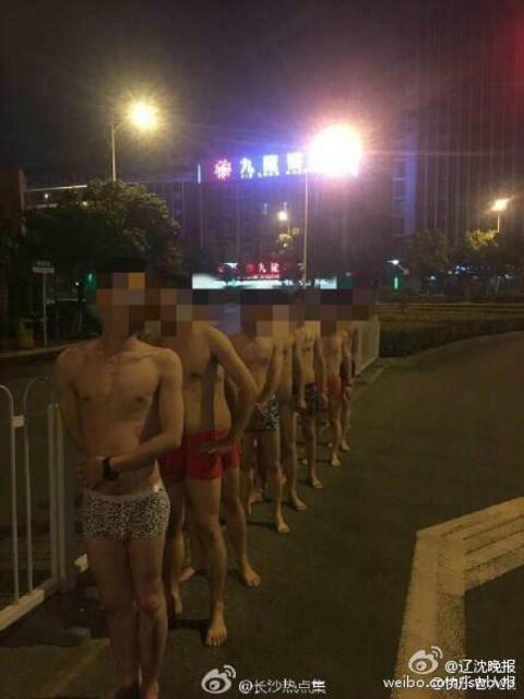 长沙一理发店惩罚员工 街头裸奔喝马桶水