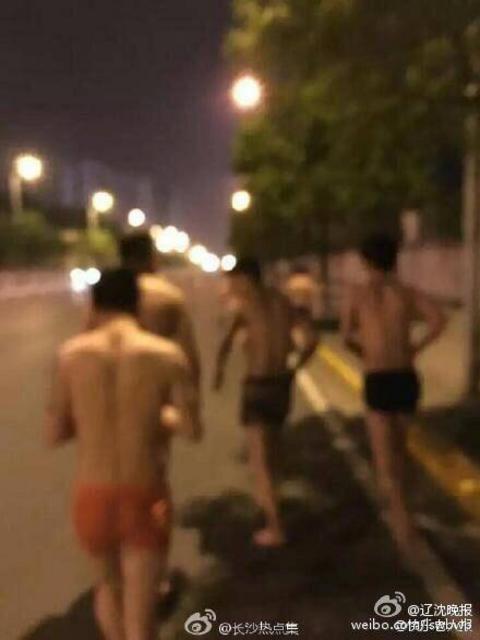 长沙一理发店惩罚员工 街头裸奔喝马桶水