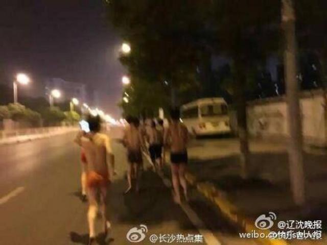 长沙一理发店惩罚员工 街头裸奔喝马桶水