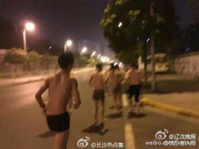 长沙一理发店惩罚员工 街头裸奔喝马桶水